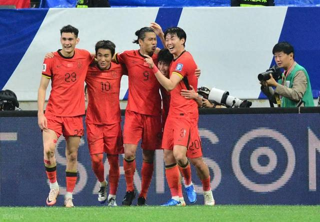 争议！张玉宁当选新国足第一队长，外界议论纷纷，资历效率不出众|中国男足|邵佳一|吴曦|郑智|蒿俊闵_新浪体育_新浪新闻